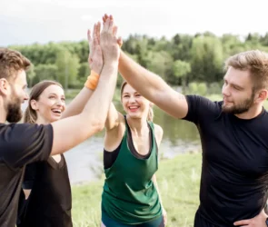 Un groupe de personnes de différents âges pratiquant une activité physique en extérieur, illustrant la Stratégie Nationale Sport-Santé.