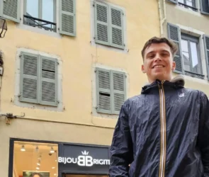 L'immeuble de Pau où Théo professeur des écoles, a héroïquement sauvé un enfant et son chien des flammes.