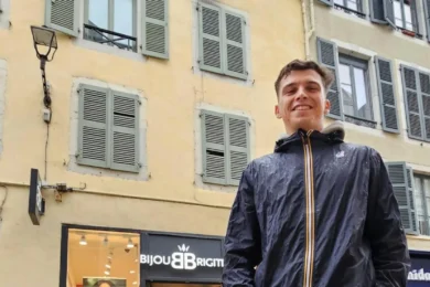 L'immeuble de Pau où Théo professeur des écoles, a héroïquement sauvé un enfant et son chien des flammes.