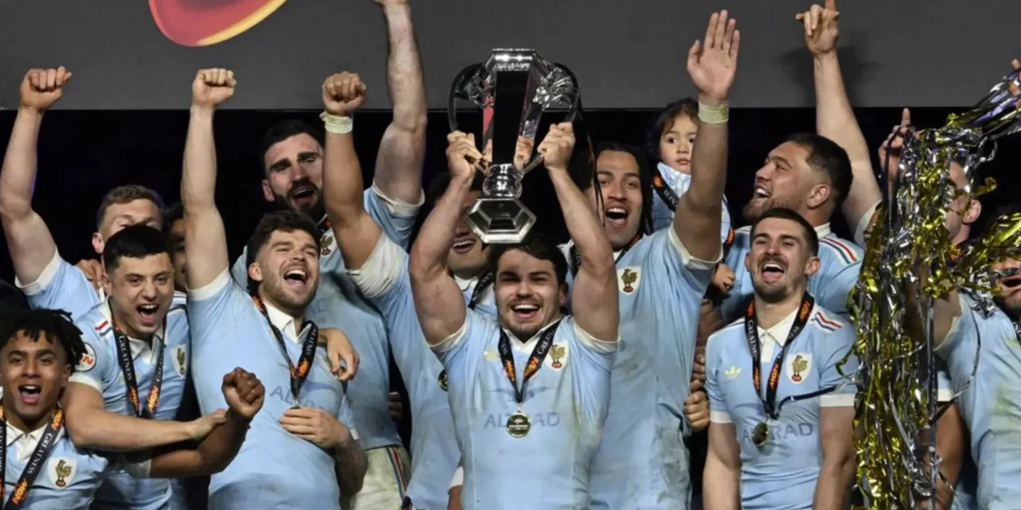 Les joueurs du XV de France célébrant avec émotion leur victoire au Tournoi des six nations sur la pelouse du Stade de France.