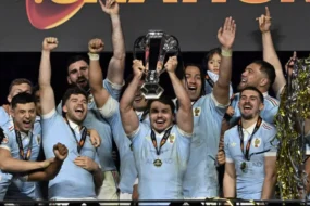 Les joueurs du XV de France célébrant avec émotion leur victoire au Tournoi des six nations sur la pelouse du Stade de France.