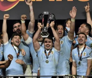 Les joueurs du XV de France célébrant avec émotion leur victoire au Tournoi des six nations sur la pelouse du Stade de France.