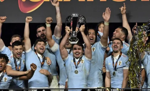 Les joueurs du XV de France célébrant avec émotion leur victoire au Tournoi des six nations sur la pelouse du Stade de France.