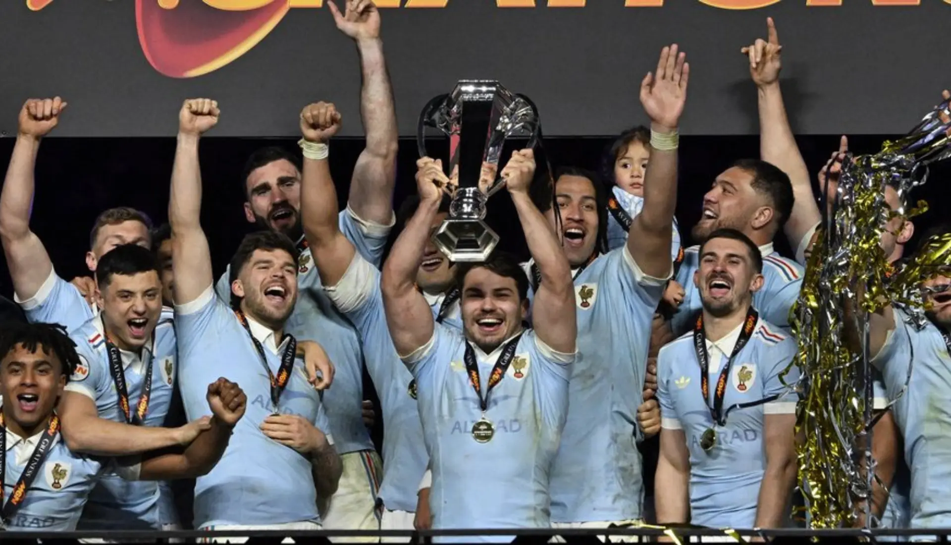 Les joueurs du XV de France célébrant avec émotion leur victoire au Tournoi des six nations sur la pelouse du Stade de France.