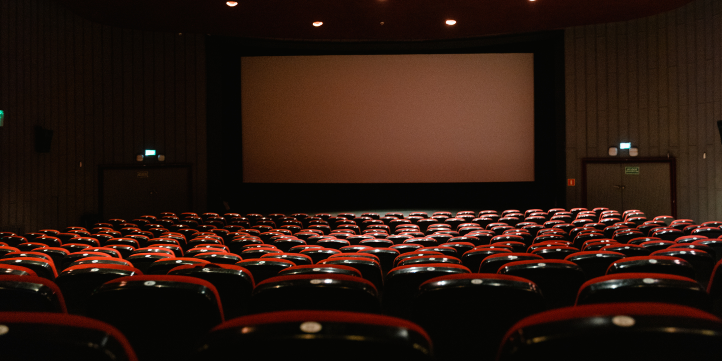Façade d'un cinéma français affichant les films de l'été 2026, période de record de fréquentation en salles