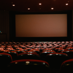Façade d'un cinéma français affichant les films de l'été 2026, période de record de fréquentation en salles