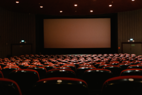 Façade d'un cinéma français affichant les films de l'été 2026, période de record de fréquentation en salles