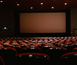 Façade d'un cinéma français affichant les films de l'été 2026, période de record de fréquentation en salles