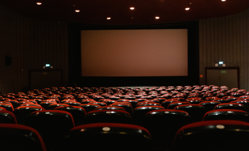 Façade d'un cinéma français affichant les films de l'été 2026, période de record de fréquentation en salles
