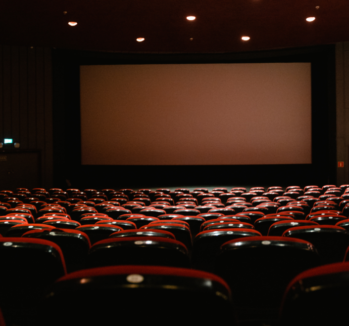 Façade d'un cinéma français affichant les films de l'été 2026, période de record de fréquentation en salles