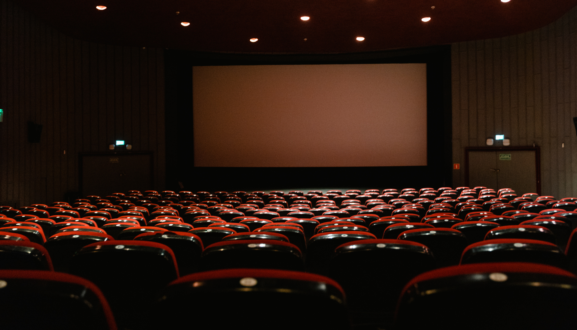 Façade d'un cinéma français affichant les films de l'été 2026, période de record de fréquentation en salles