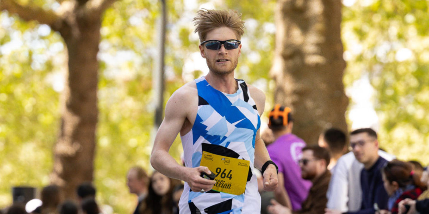 Killian Le Guyader courant sur le GR34 lors de son défi des 48 marathons en 48 jours