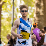 Killian Le Guyader courant sur le GR34 lors de son défi des 48 marathons en 48 jours
