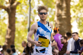 Killian Le Guyader courant sur le GR34 lors de son défi des 48 marathons en 48 jours