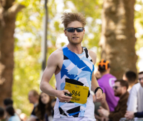 Killian Le Guyader courant sur le GR34 lors de son défi des 48 marathons en 48 jours