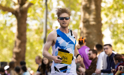 Killian Le Guyader courant sur le GR34 lors de son défi des 48 marathons en 48 jours
