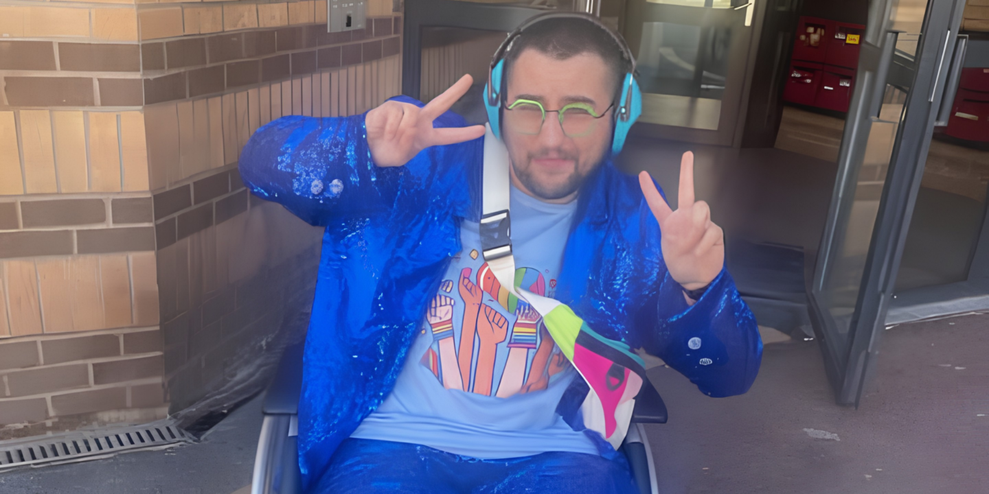 Maël, surnommé le petit guerrier de Dunkerque, en veste bleue lors de son road trip pour l'inclusion