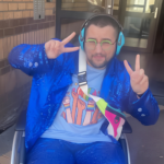 Maël, surnommé le petit guerrier de Dunkerque, en veste bleue lors de son road trip pour l'inclusion