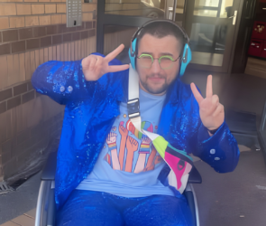 Maël, surnommé le petit guerrier de Dunkerque, en veste bleue lors de son road trip pour l'inclusion