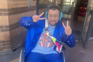Maël, surnommé le petit guerrier de Dunkerque, en veste bleue lors de son road trip pour l'inclusion