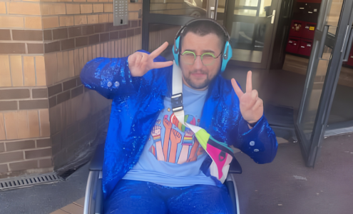 Maël, surnommé le petit guerrier de Dunkerque, en veste bleue lors de son road trip pour l'inclusion