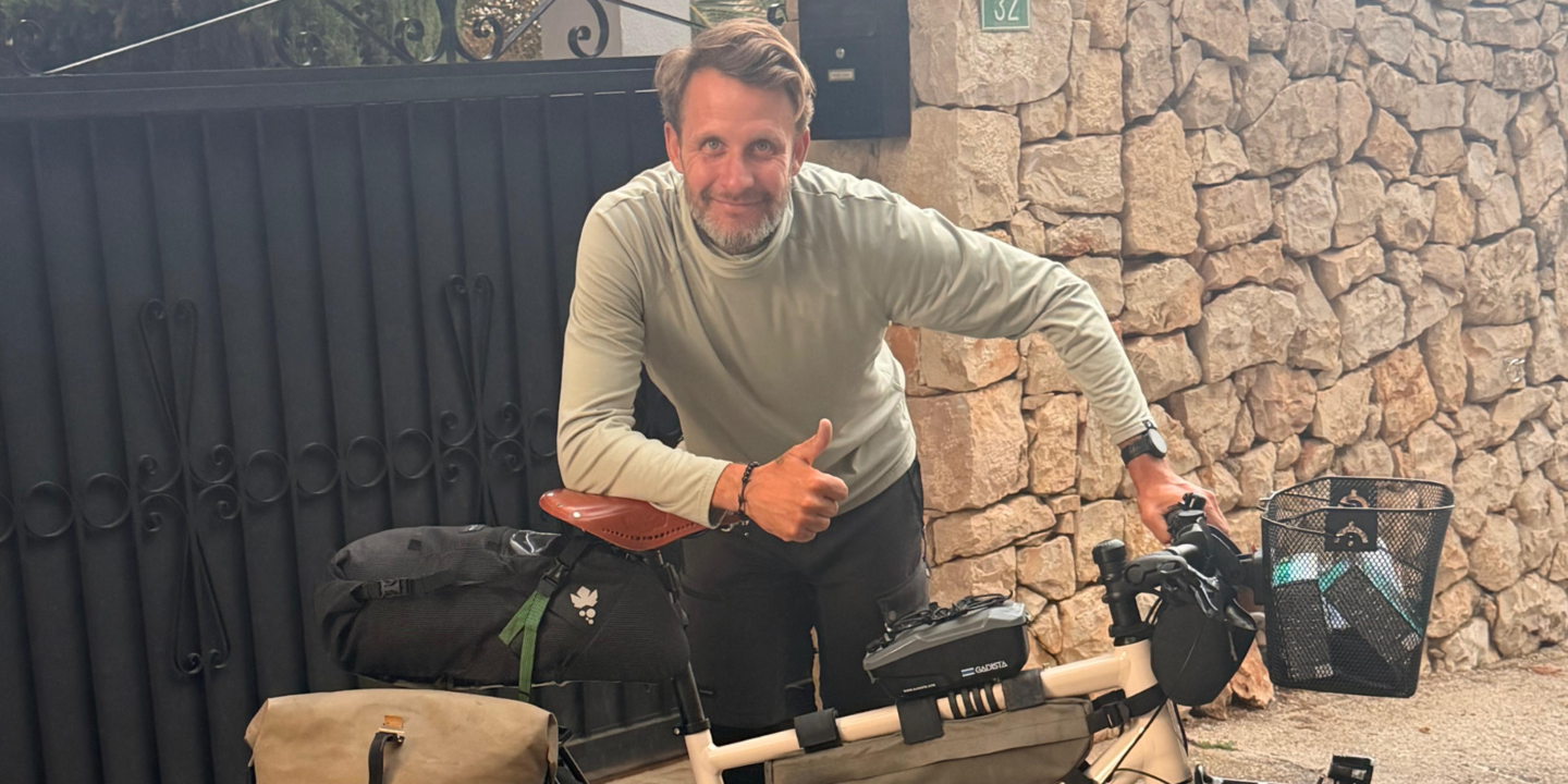 Antoine à côté de son vélo chargé, après son voyage pour sortir de l'addiction