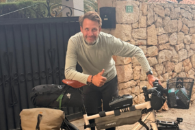 Antoine à côté de son vélo chargé, après son voyage pour sortir de l'addiction