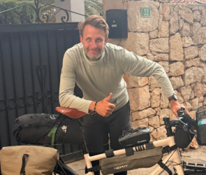 Antoine à côté de son vélo chargé, après son voyage pour sortir de l'addiction