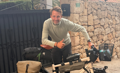 Antoine à côté de son vélo chargé, après son voyage pour sortir de l'addiction