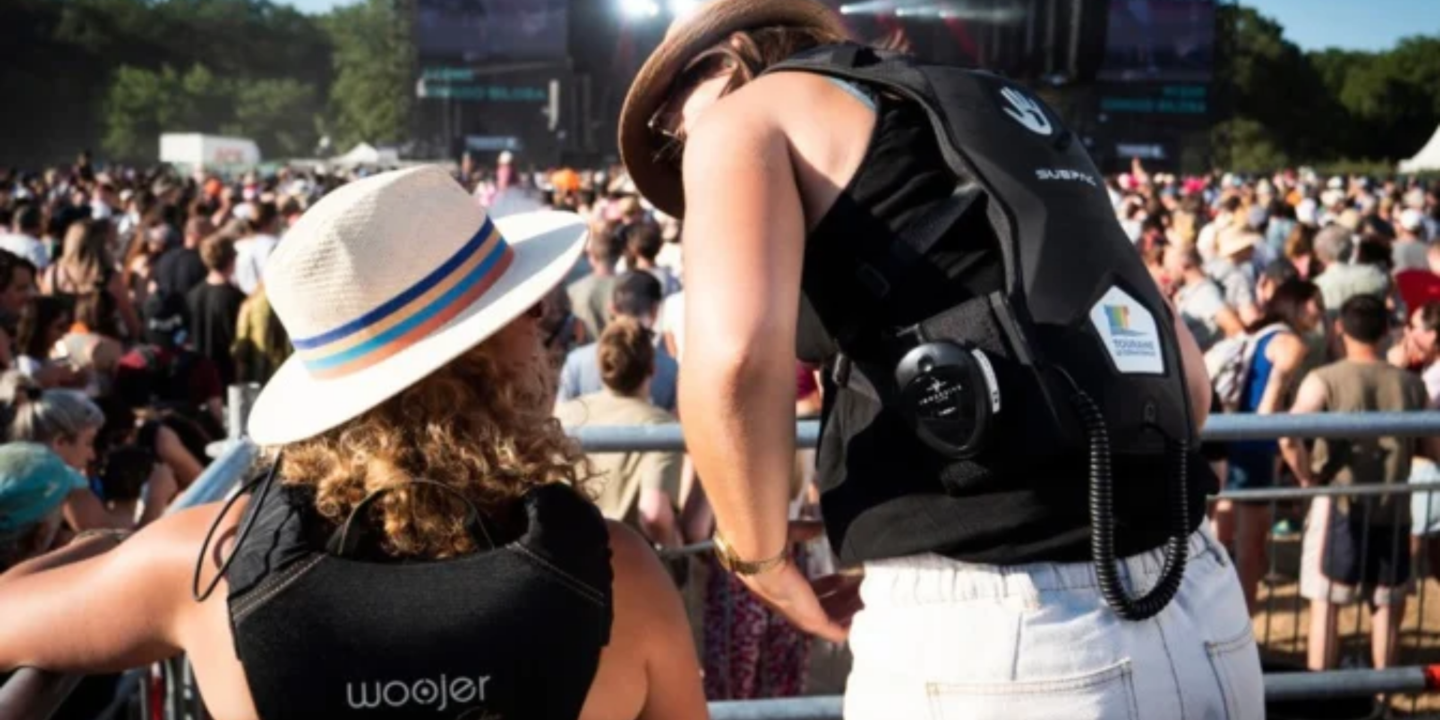 Spectatrice sourde portant un gilet vibrant Subpac pendant un concert