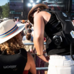 Spectatrice sourde portant un gilet vibrant Subpac pendant un concert