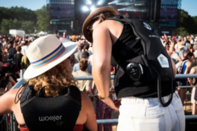 Spectatrice sourde portant un gilet vibrant Subpac pendant un concert