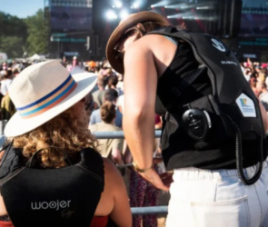 Spectatrice sourde portant un gilet vibrant Subpac pendant un concert