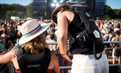 Spectatrice sourde portant un gilet vibrant Subpac pendant un concert
