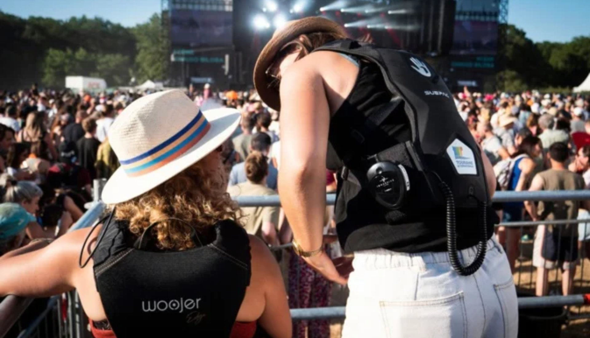 Spectatrice sourde portant un gilet vibrant Subpac pendant un concert